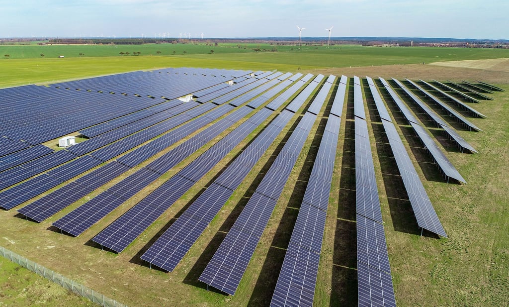 Ein großer Solarpark auf einer Freifläche östlich von Berlin. Der Bau solcher Anlagen boomt. Allein für den Bereich Gardelegen liegen über 60 Anträge vor.