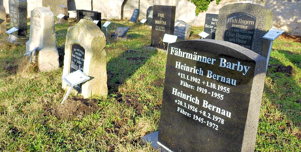 Ein Grabstein tein im Lapidarium auf dem Friedhof in Barby. Er soll an die Fährmänner Bernau erinnern, die einst Menschen und Fahrzeuge über die Elbe geschippert haben.