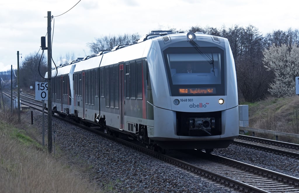 Im Regionalexpress war auf der Strecke Aschersleben-Halberstadt ein kleiner Junge allein unterwegs.