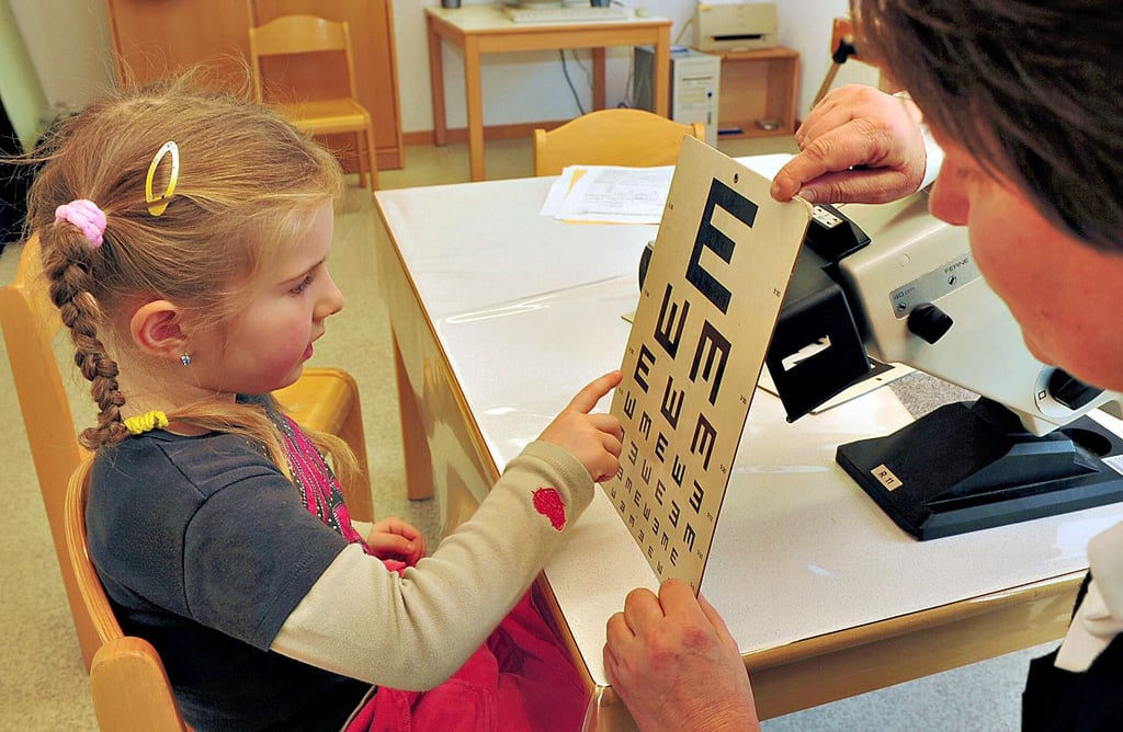 Ein Sehtest gehört bei einer Schuleingangsuntersuchung dazu. Im Salzlandkreis können wieder mehr Kinder unetsucht werden.
