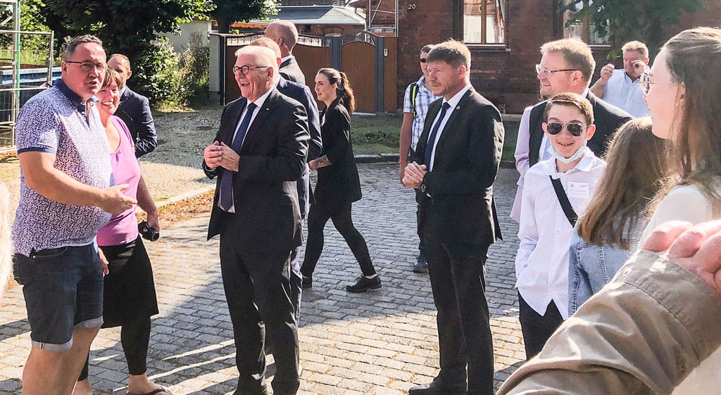 Spontane Begegnungen wie hier beim Besuch des Bundespräsidenten im September in Ballenstedt, wo Frank-Walter Steinmeier mit Ingrid Lukens und Edward Vernhout, Eigentümer und Sanierer des ehemaligen Westbahnhofs, ins Gespräch gekommen war, sollen auch in Quedlinburg möglich sein.