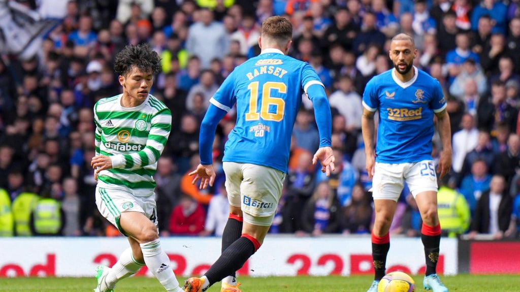 Aaron Ramsey (m.) und Kemar Roofe (r.) beim Derby gegen Celtic Glasgow vor vier Wochen.