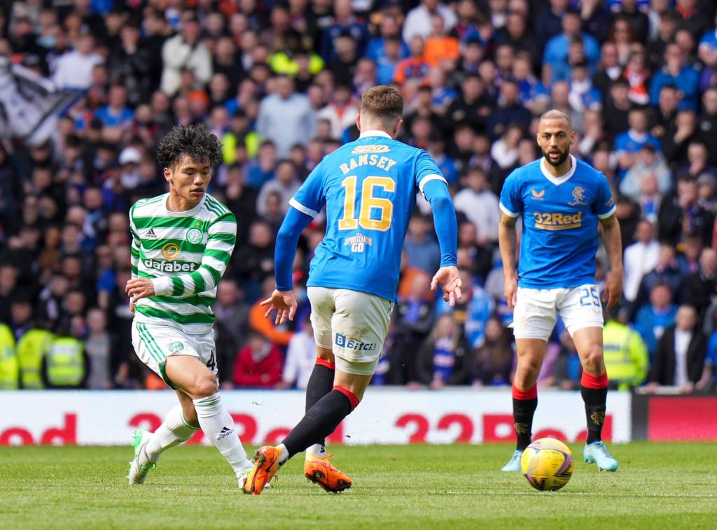 Aaron Ramsey (m.) und Kemar Roofe (r.) beim Derby gegen Celtic Glasgow vor vier Wochen.