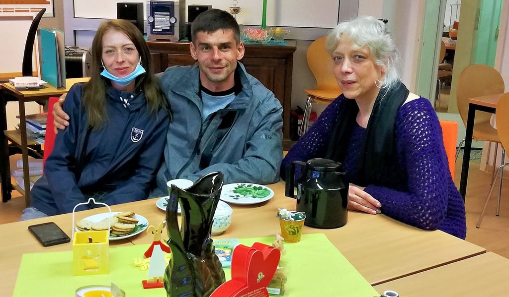Andrea Lüdke (rechts) ist ehrenamtliche Helferin im „Treffpunkt Nebenan“. Hier sucht sie das Gespräch mit Viktorija und Olexandr, die aus der Ukraine nach Tangerhütte geflüchtet sind.