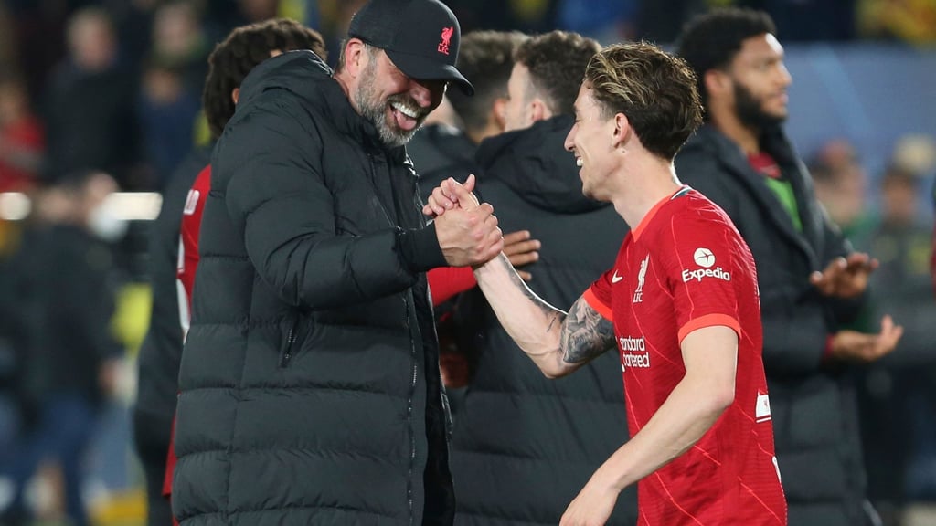 Liverpools Trainer Jürgen Klopp (l) und Spieler Kostas Tsimikas feiern den Sieg gegen Villarreal.