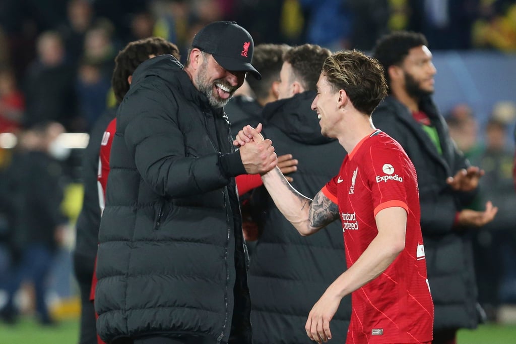 Liverpools Trainer Jürgen Klopp (l) und Spieler Kostas Tsimikas feiern den Sieg gegen Villarreal.