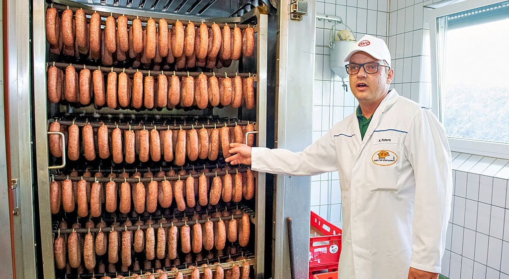 Zum Anbeißen: Ronny Peters setzt bei den Produkten aus seinem Haus auf Qualität und Frische. Besonders von den Kunden gefragt sind die Knackwürste.