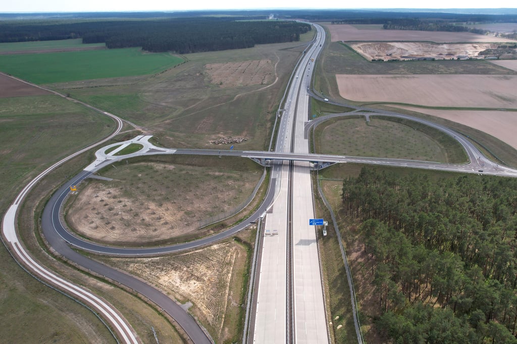 Die Baustelle an der Autobahn A14 bei Dolle. Die A14-Nordverlängerung wächst. Um das letzte Stück für das noch kein bestandskräftiges Baurecht vorliegt, hat der Verein Naturfreunde Sachsen-Anhalt den Bau angefochten. Foto: Peter Gercke/dpa-Zentralbild/dpa