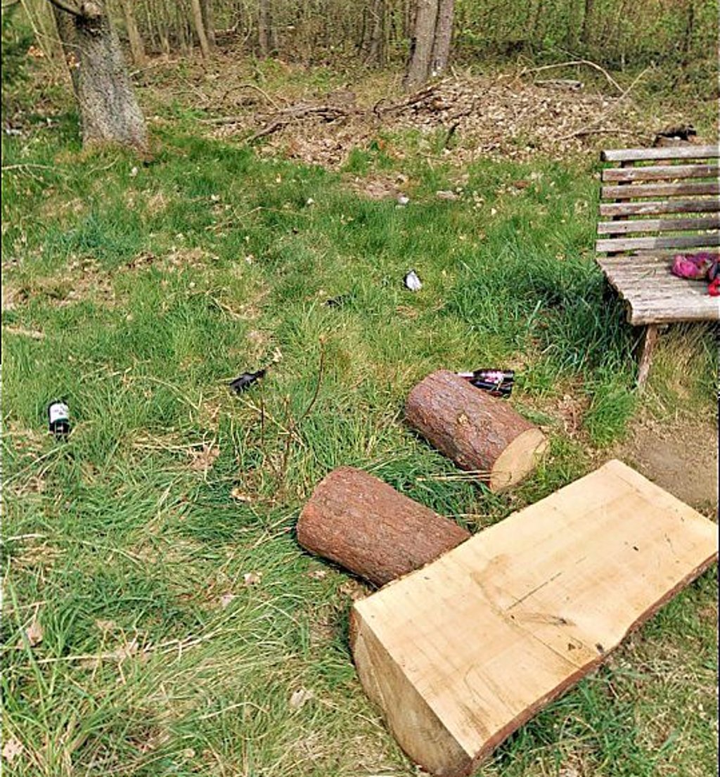 Leere Flaschen wurden ins Gras geworfen und neue Sitzmöglichkeiten mutwillig beschädigt.