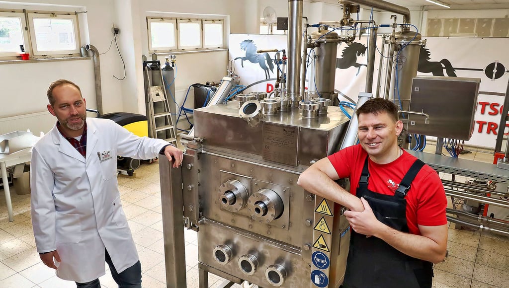 Die Sangerhäuser Christoph Weidling (li.) und Steffen Koch mit dem Vacuum-Walzentrockner.
