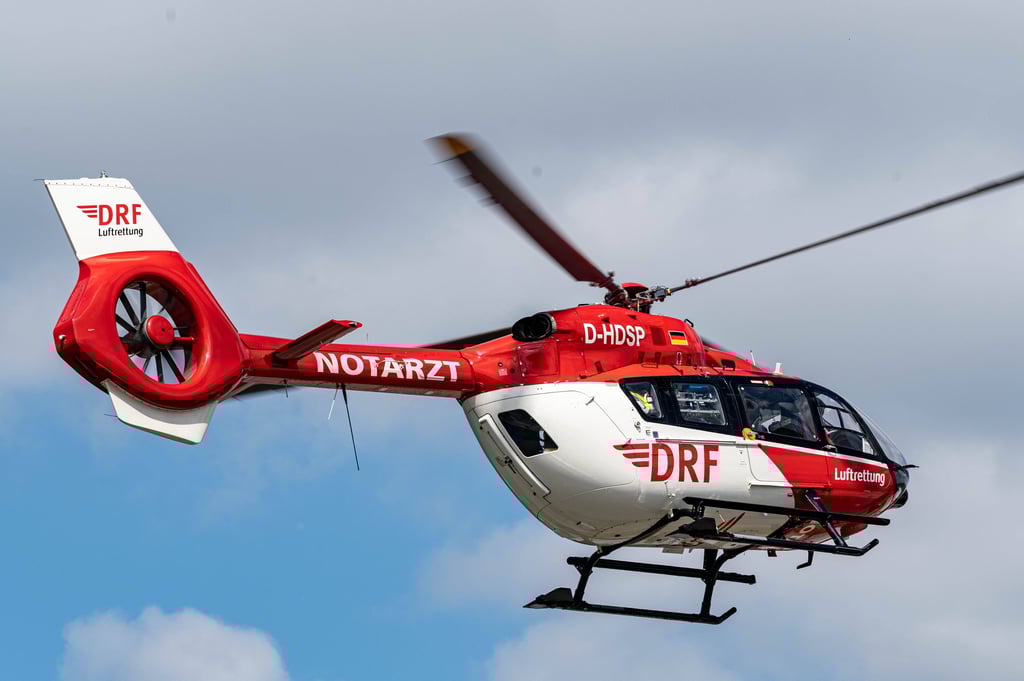 Auf der Ostseeinsel Rügen ist am Mittwoch ein Mann aus Anhalt-Bitterfeld ums Leben gekommen. Seine Beifahrerin musste schwer verletzt ins Krankenhaus gebracht werden.