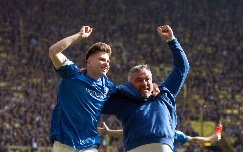 Bochums Trainer Thomas Reis (r) und Elvis Rexhbecaj feiern ausgelassen den Klassenverbleib des VfL.