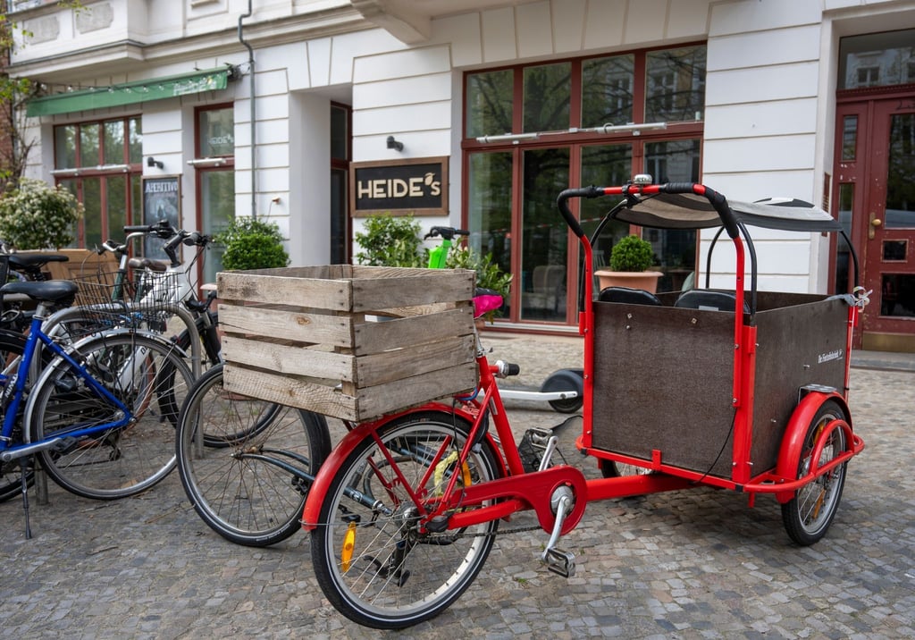 Ein Lastenfahrrad vor einem Café in Berlin-Prenzlauer Berg.