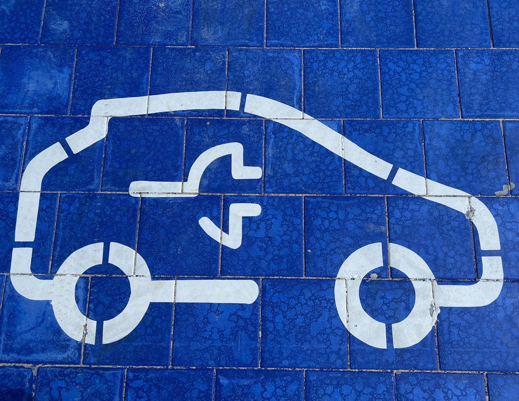 Ein Symbol für Elektro-Autos an einer Ladestation.
