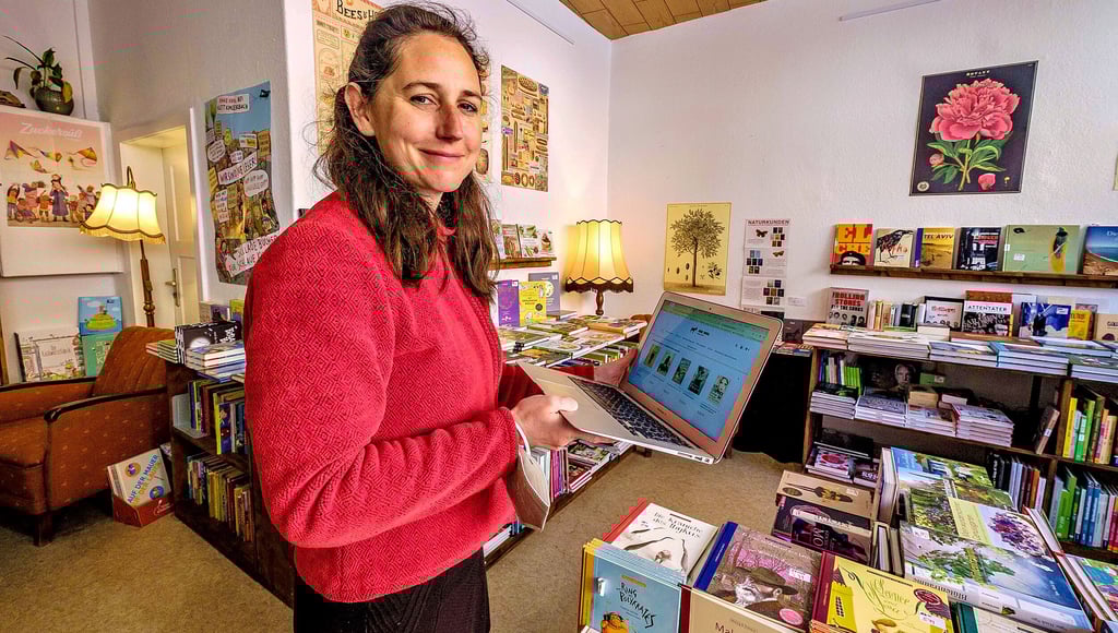 Den Online-Shop auf dem Arm: Friederike Brundiers verkauft offline und online in ihrer Buchhandlung „Der Esel auf dem Dach“.