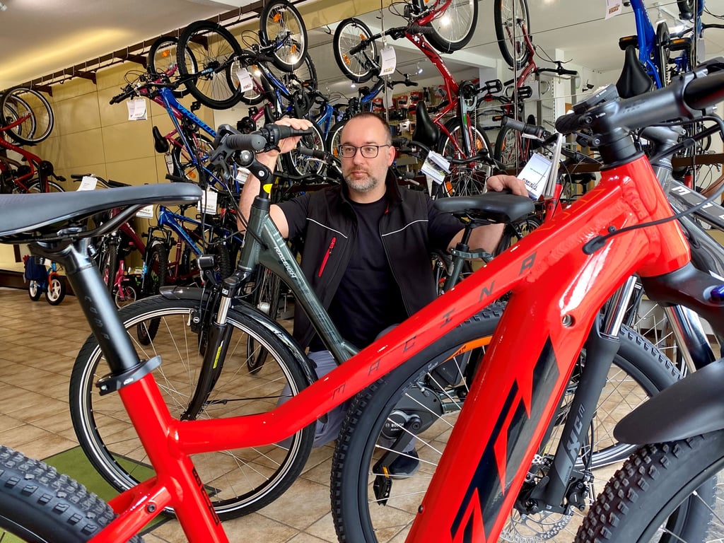 E-Bikes sind im Geschäft „fahrradohlsen“ in Bernburg heiß begehrt. Aber bedienen kann Inhaber Alexander Schmidt die Nachfrage kaum.