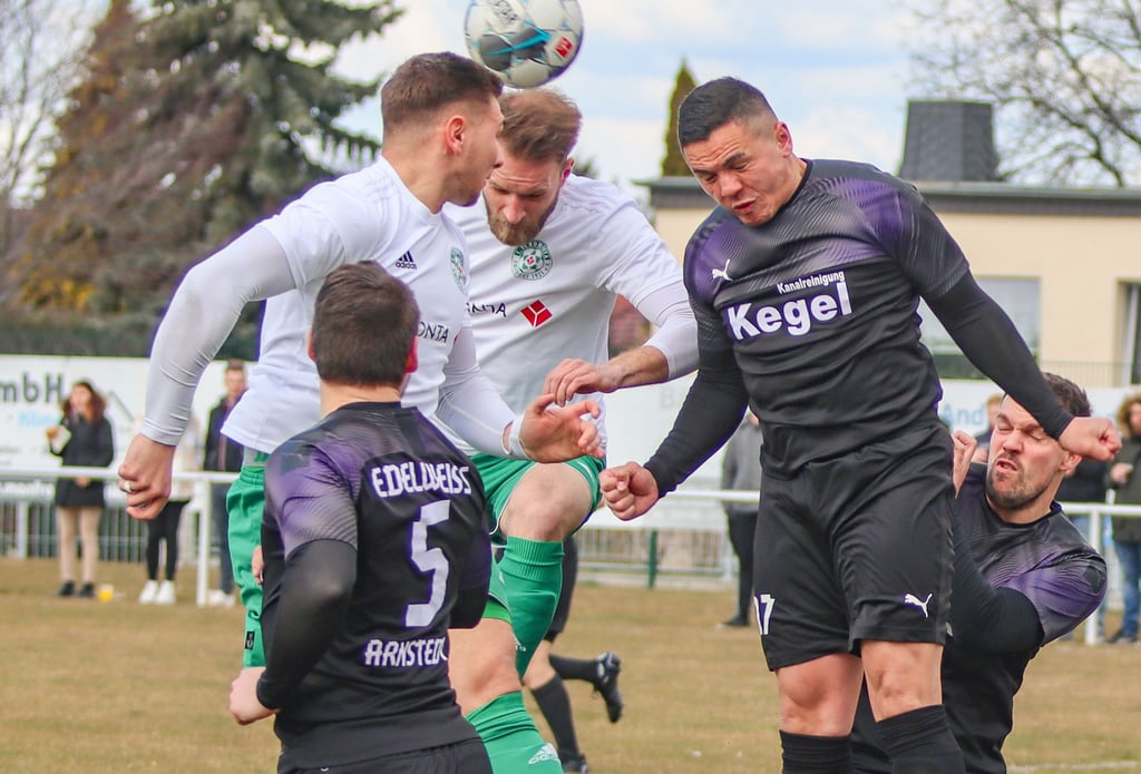 Am Sonnabend haben die Mannschaften von Arnstedt und Amsdorf (weiß) Heimspiele in der Fußball-Verbandsliga.