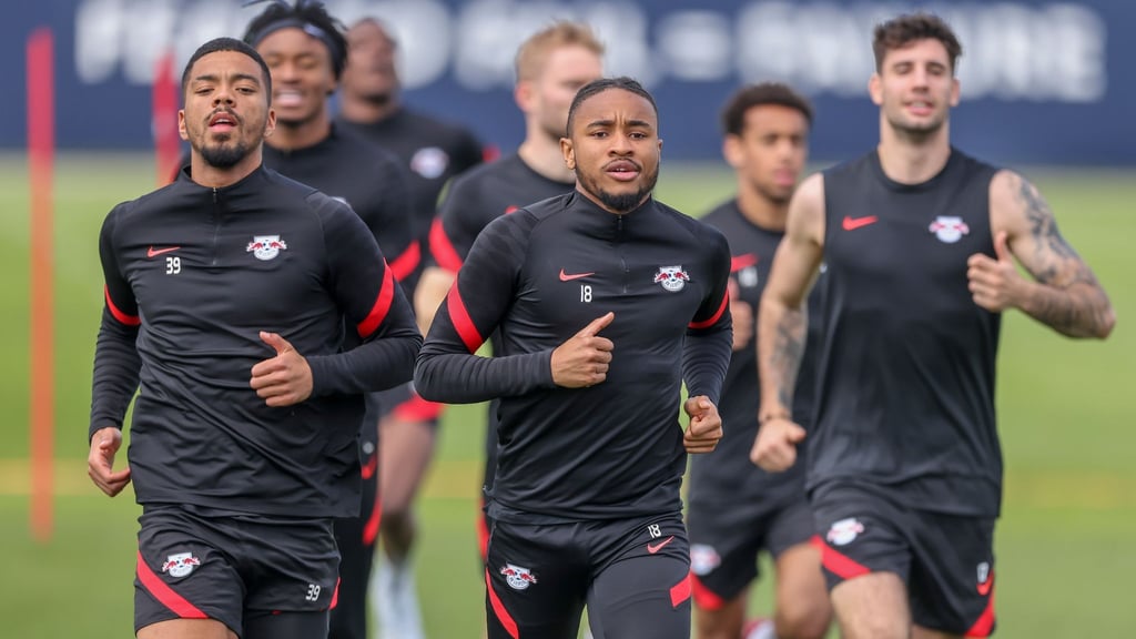 Um den Leipziger Christopher Nkunku (M.) ranken sich Wechselgerüchte.