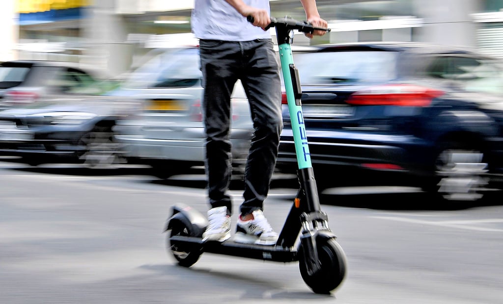 Ein Mann fährt auf einem Scooter - vielerorts gehören die elektronischen Tretroller bereits zum Stadtbild.