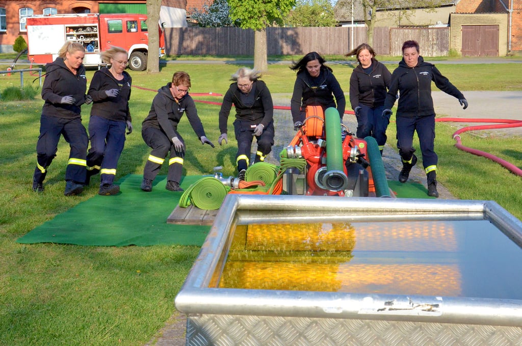Die Frauenmannschaft der Ortsfeuerwehr Packebusch trainiert fleißig. Die Feuerwehrfrauen haben sich für die Deutschen Feuerwehr-Meisterschaften in Mühlhausen qualifiziert.