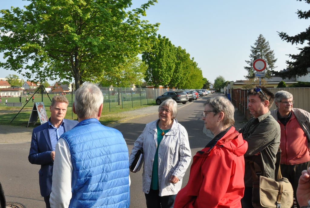 Magdeburger Anwohner sind besorgt, weil eine Straße nicht beleuchtet ist. Beigeordneter Jörg Rehbaum erklärt, warum das trotzdem vorest so bleibt.