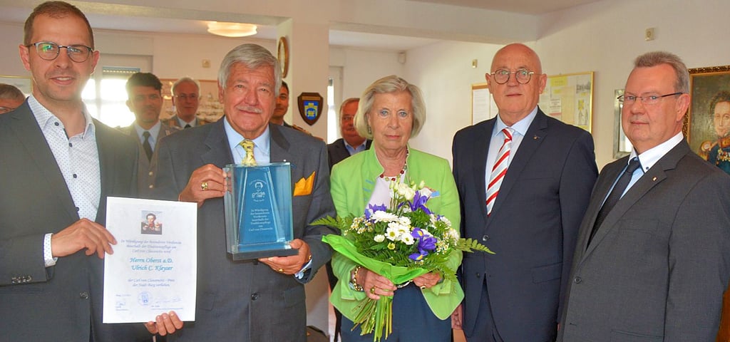 Bürgermeister Philipp Stark (links) mit Clausewitz-Preisträger Ulrich Kleyser und dessen Ehefrau Mechthild, Edgar Chaputa, Geschäftsführer der Clausewitz-Gesellschaft, und Rolf-Reiner Zube, Kustos der Burger Erinnerungsstätte. 