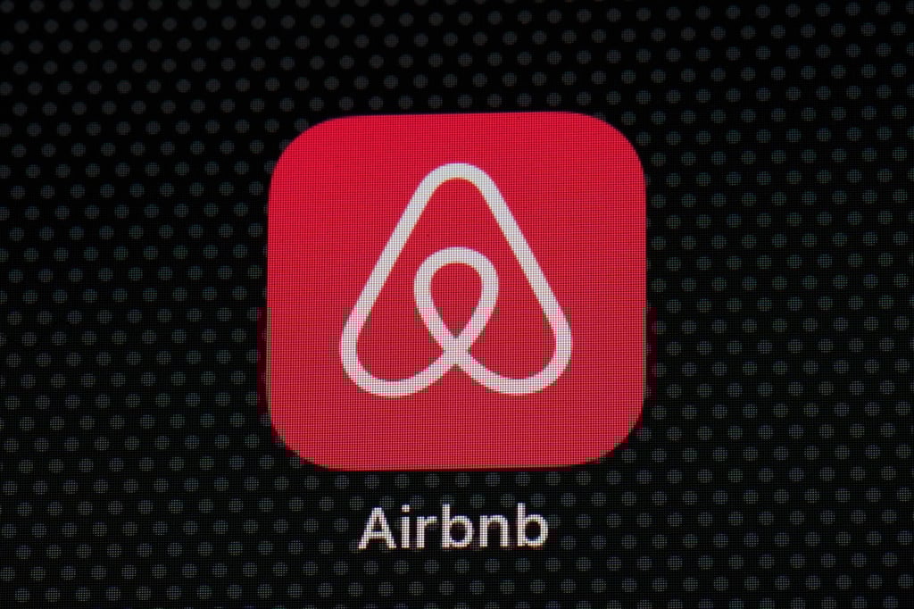 Das Logo der Airbnb-App ist auf einem iPad-Bildschirm zu sehen.