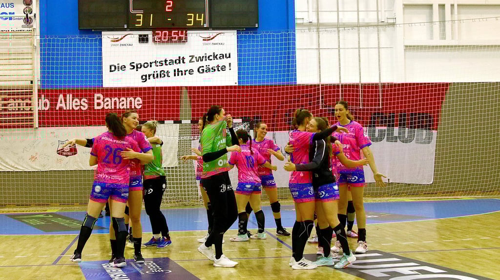 Metzingens Handballerinnen jubeln nach dem Sieg in Zwickau - und auch in Halle durfte ein bisschen mitgefeiert werden.