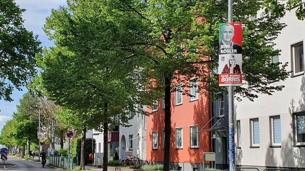 Wahlplakate in einer Straße in Magdeburg-Stadtfeld. Am Sonntag entscheidet sich in einer Stichwahl, ob Jens Rösler (SPD) oder Simone Borris (parteilos) neuer Oberbürgermeister wird.