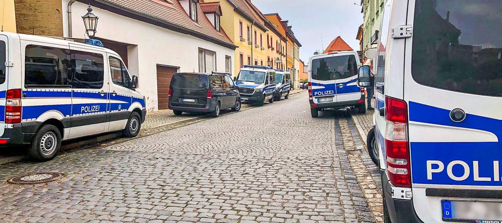 Bei einer Razzia in Mücheln wurden im Auftrag der Staatsanwaltschaft Halle mögliche Beweise gesichert.