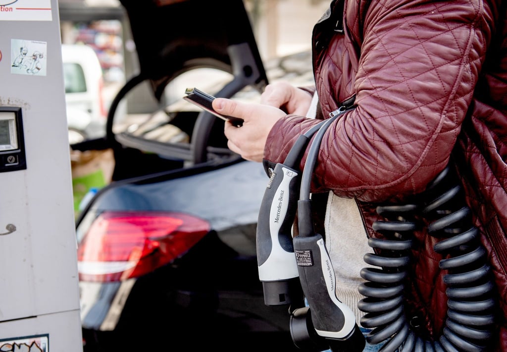 Apps können E-Autofahrern dabei helfen, passende Ladesäulen zu finden, Strom zu tanken und dann zu bezahlen.