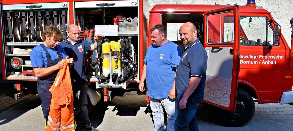 Ein Einsatzfahrzeug, das unbedingt erneuert werden muss, ist das fast 30 Jahre alte Tragkraftspritzenfahrzeug (TSF W) Baujahr 1994 in Bornum, da sind sich  Hartmut Noack, Denis Barycza, Daniel Mielchen und Sven Klarenbach (v.l.) einig. Das älteste Fahrzeug steht aber in Zerbst, ein Einsatzleitwagen (ELW) Baujahr 1993. 
