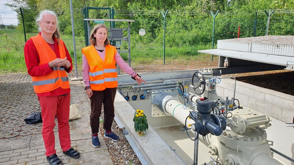 "Letzte Generation"-Aktivisten Edmund Schultz sowie eine Mitstreiterin neben der Pipeline-Station bei Fienstedt