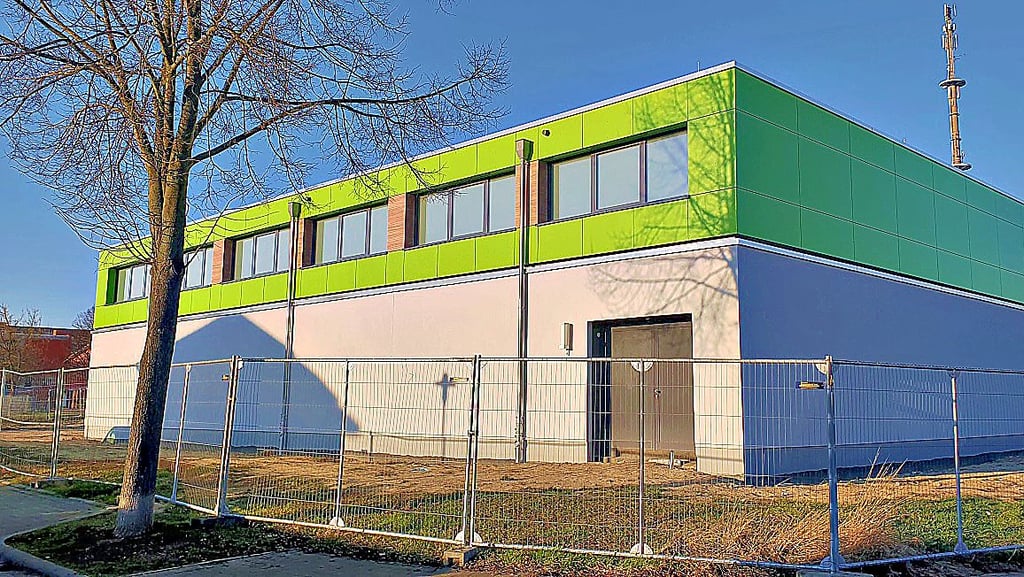 Auch von außen macht der Neubau in der Theodor-Fontane-Straße einen frischen Eindruck. Der Unterschied zur alten Halle könnte nicht größer sein.