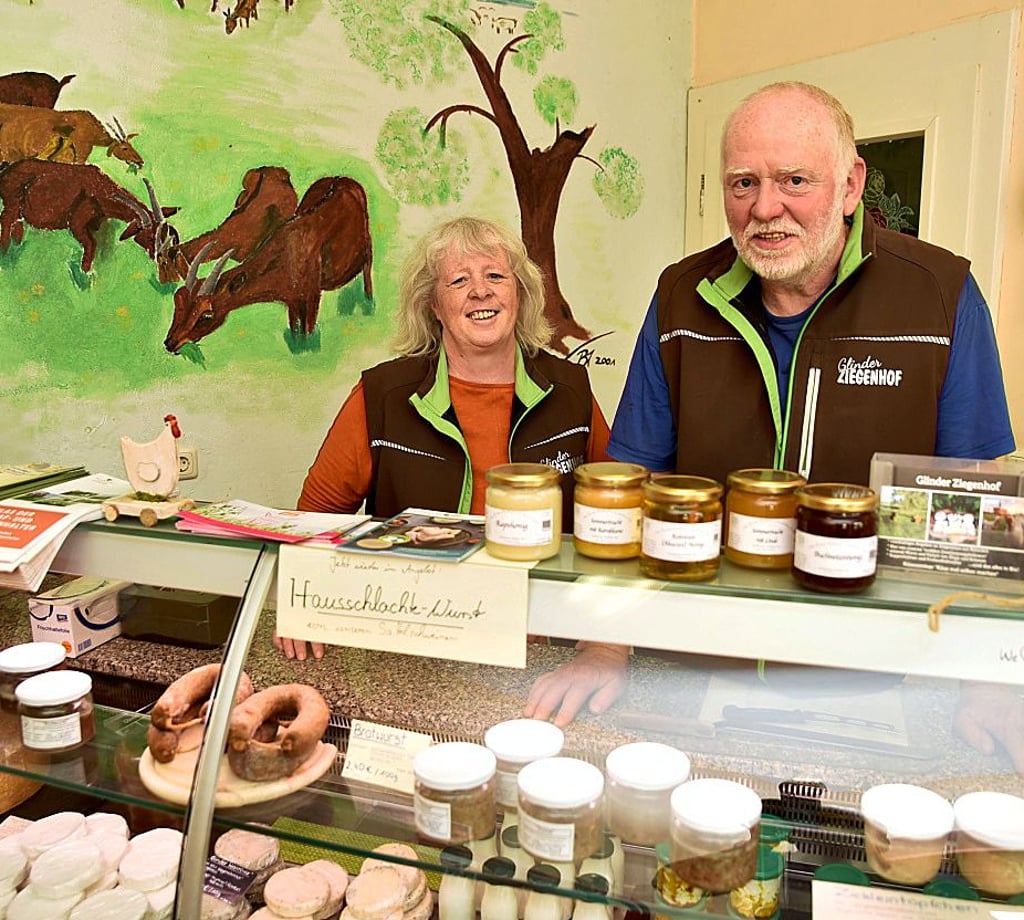 Läuft: Gitte und Steffen Kutschbach in ihrem Hofladen. Auch auf Märkten bekommt man die Glinder Produkte. 