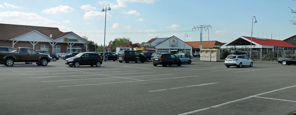 Tangerhütte Gewerbegebiet Neustädter Ring. Der Edeka-Markt (links) soll von dort auf das alte Gymnasiumsgelände umziehen.