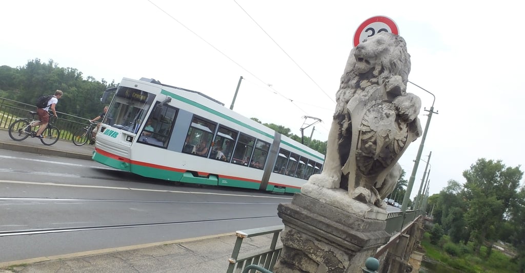 Arg beschädigt war diese letzte Löwenskulptur an der Magdeburger Anna-Ebert-Brücke, bevor sie jetzt restauriert wurde.
