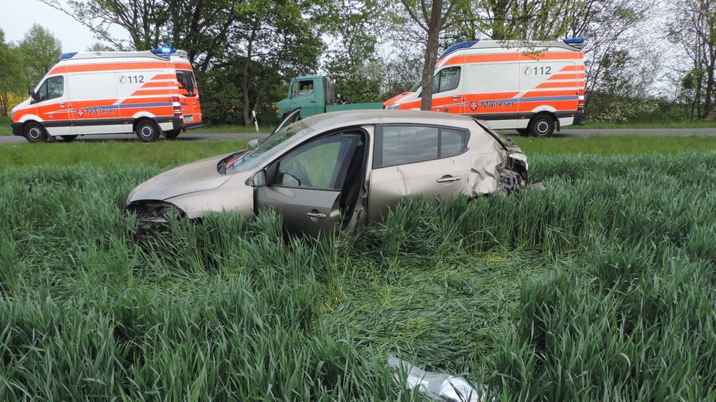 Eine Person wurde bei dem Unfall nahe Oschersleben verletzt.