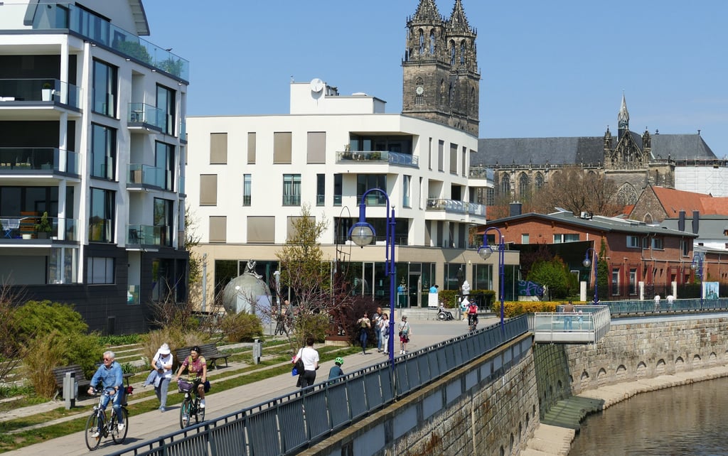 Unter anderem hier am Magdeburger Elbufer ist in den vergangenen Jahren neuer Wohnraum im hochpreisigen Segment geschaffen worden. Immobilienexperten sehen weiteren Neubau-Bedarf.