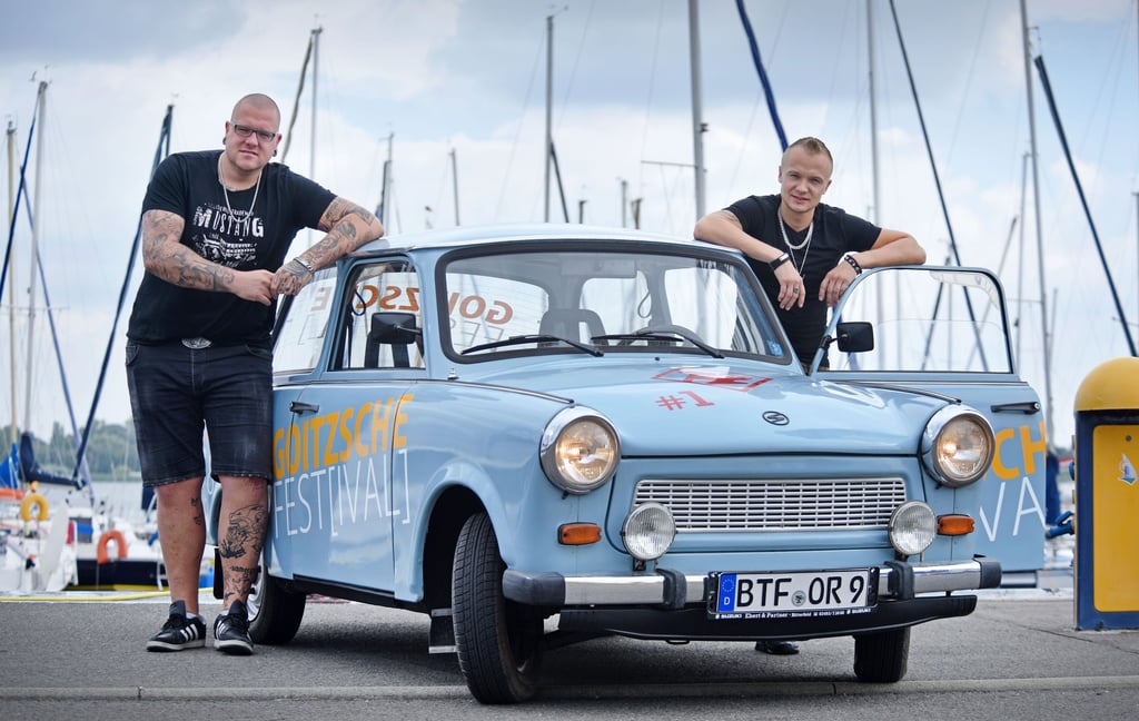 Schon beim Goitzsche Festival 2018 hatten Pascal Bock (l.) und Maxi Beuster den Trabi als Werbeträger dabei. Nun ist er verschwunden.