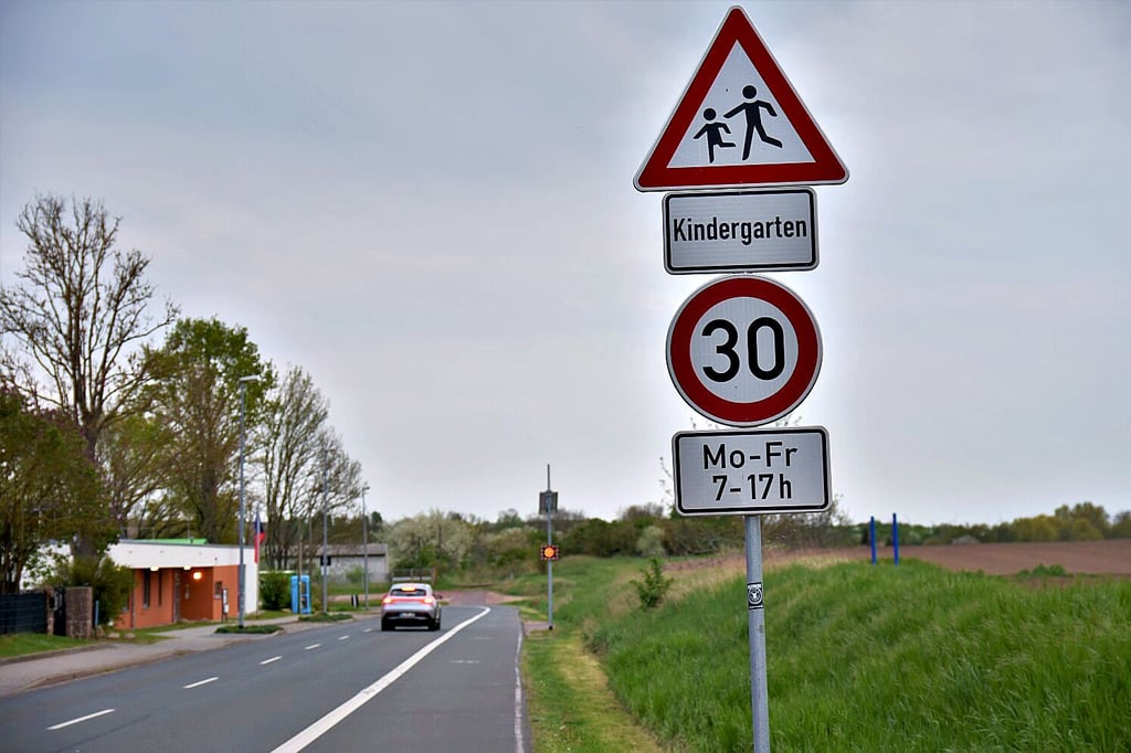 Aufnahme aus der Kreisstraße vor der Kita „Kleiner Maulwurf" in Beyendorf-Sohlen in Magdeburg.