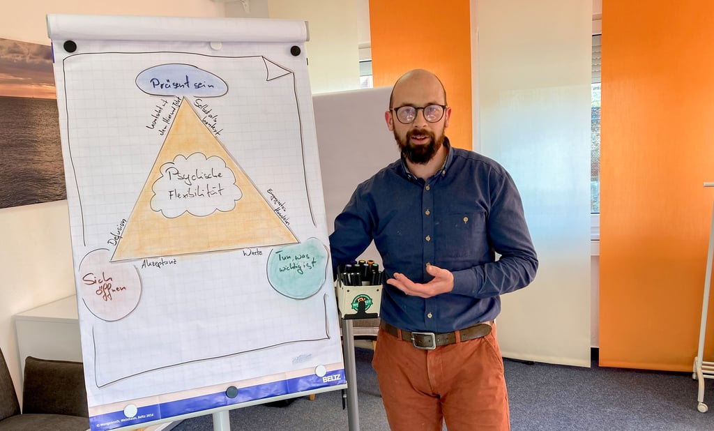 Psychotherapeut Achim Sörgel veranschaulicht seinen Patienten Strategien zum Umgang mit Krisen.
