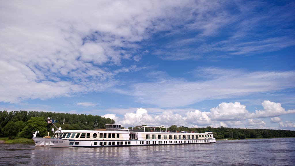In der Schleuse Hohenwarthe ist ein Fahrgastschiff beim Ausfahren gegen ein Teil der Schleusenummauerung gefahren.