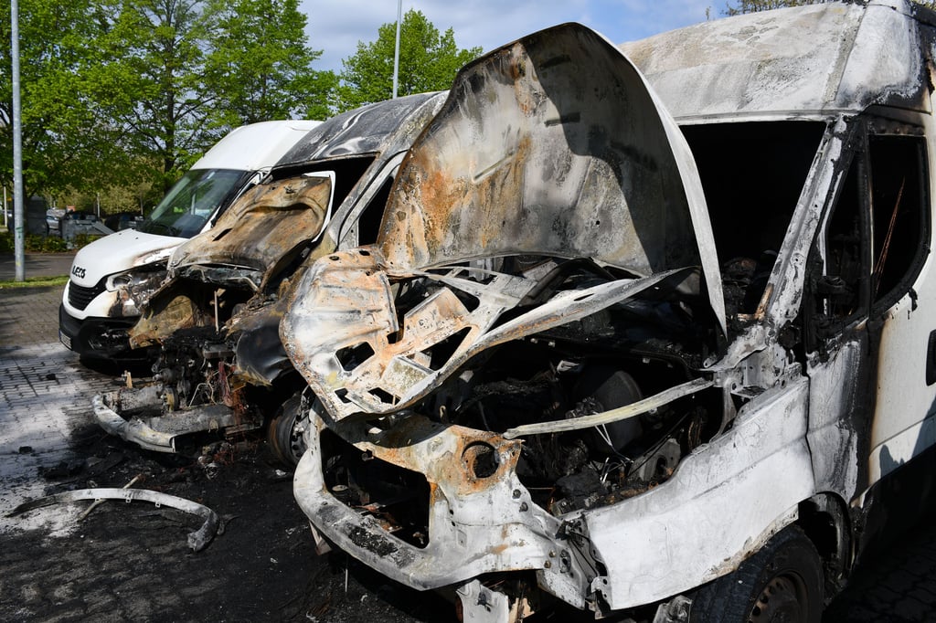 Bei einem Feuer in Magdeburg-Neustadt wurden vier Transporter zerstört beziehungsweise beschädigt.