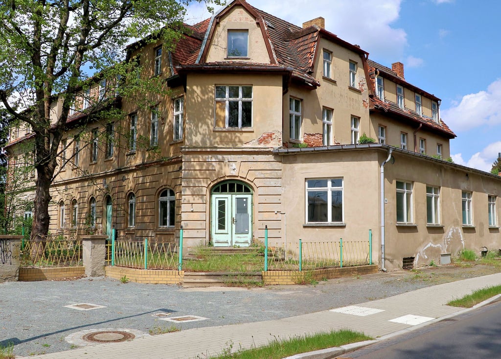 Seit Jahren steht die einstige Traditionsgaststätte „Waldschlösschen“, die unter Regie der Konsumgenossenschaft „Parkgaststätte“ hieß, leer. Der Gebäudekomplex, der sich im Eigentum der Stadt befindet, hat offensichtlich keine Zukunft mehr. Darum wird jetzt der Abriss angestrebt.