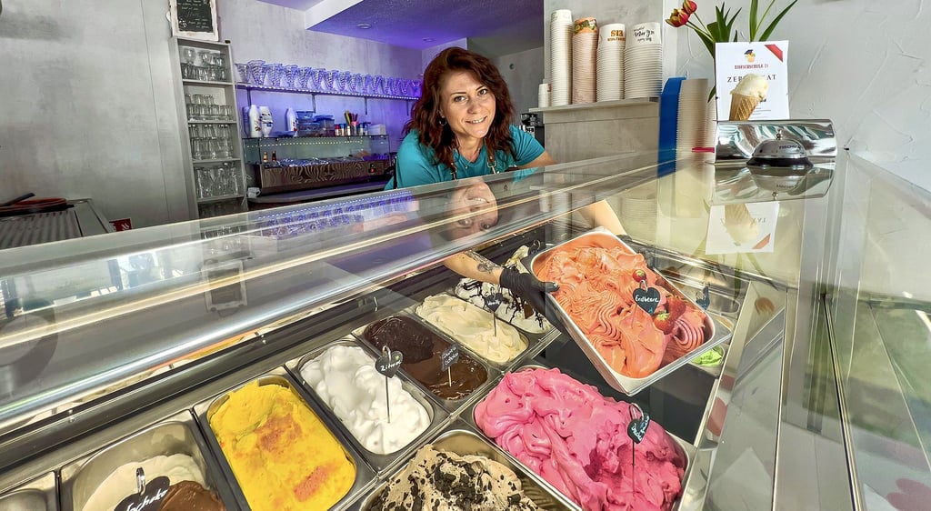 Die Auslage bei „Heiß & Eis“ in Pretzsch ist gut gefüllt: Café-Leiterin Elvira Mansfeld sorgt dafür, dass es auch dabei bleibt.