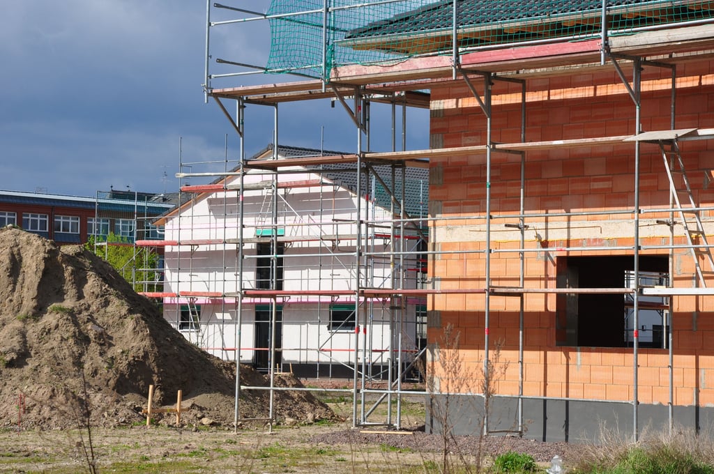 Einfamilienhäusern wachsen in Magdeburg an zahlreichen Neubaustandorten "aus dem Boden".