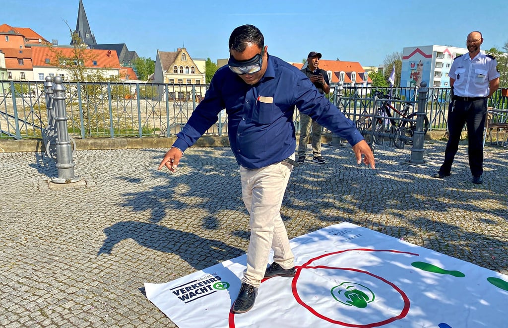 Gurkamal Singh durchläuft den Rauschbrillenparcour auf dem Saalplatz. Die Brille soll einen Vollrausch am Steuer simulieren.