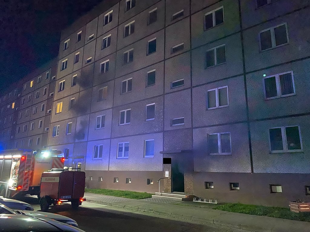 Zu einem Brand ist es in Havelberg in der Altmark gekommen. Daraufhin wurde das Haus evakuiert. Fünfzehn Bewohner mussten die Nacht in Notunterkünften verbringen. Foto: