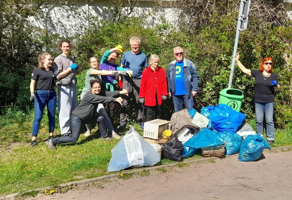 Im Frühjahr packen viele Halberstädter an, um den Müll anderer Leute aus Gebüsch und Gräben zu entfernen.